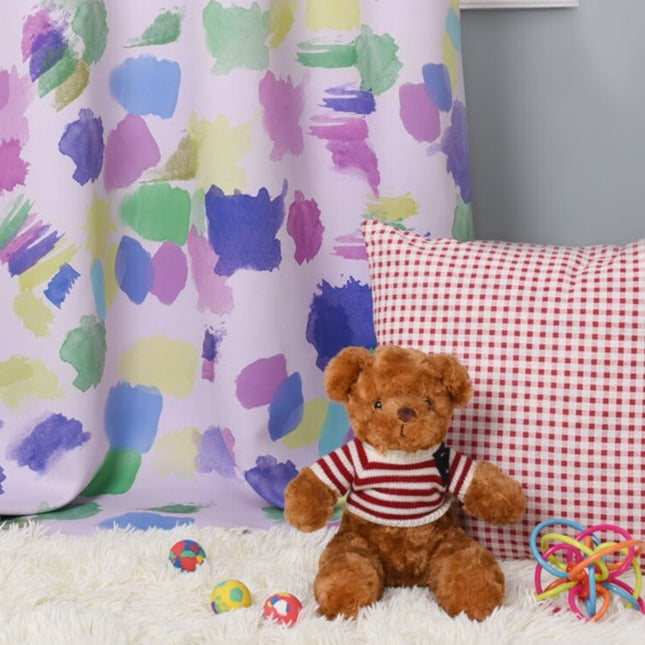 Fargerik gardin med abstrakt mønster