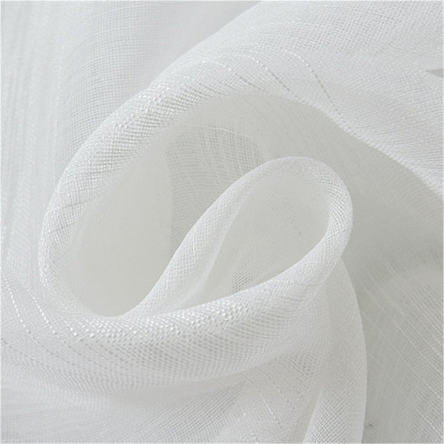 Hvit tynn gardin med rutemønster