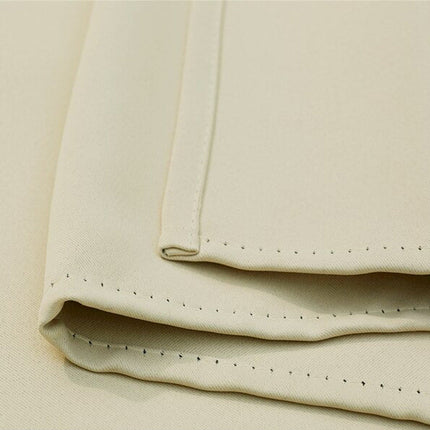 Kremfarget vanntett utegardin for altan