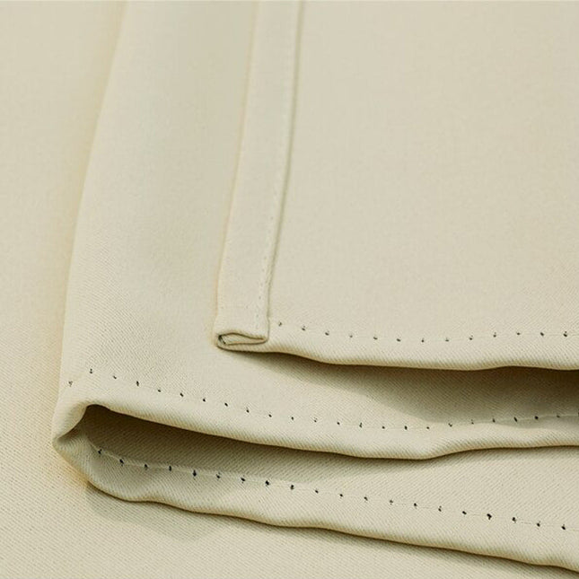 Kremfarget vanntett utegardin for altan