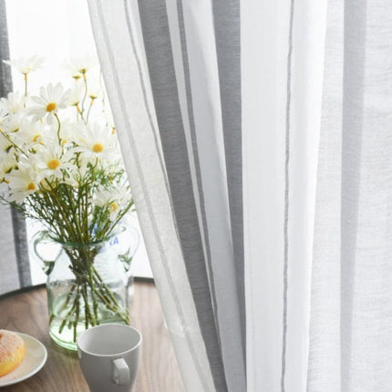 Gjennomsiktig gardin med vertikale striper