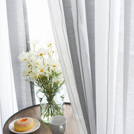 Gjennomsiktig gardin med vertikale striper
