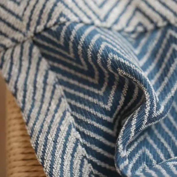 Blå lystett gardin med sikksakkmønster