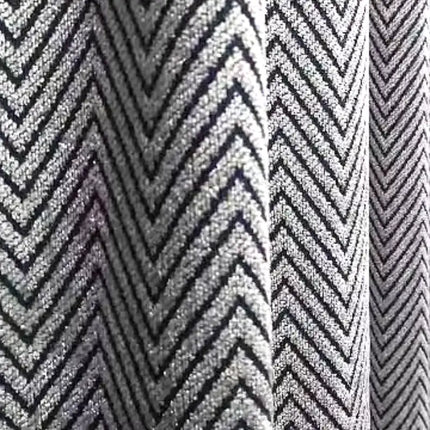 Blå lystett gardin med sikksakkmønster