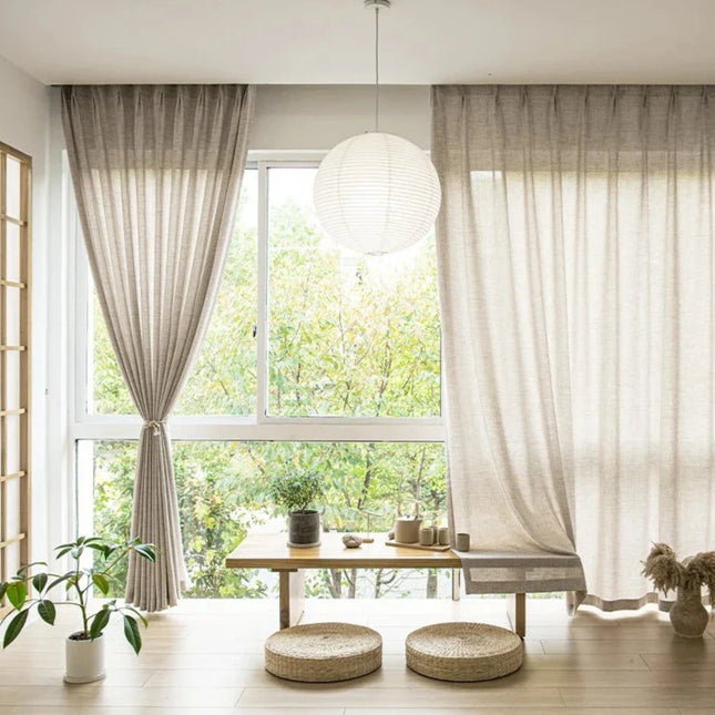 Beige tynn gardin med dekorativ kant