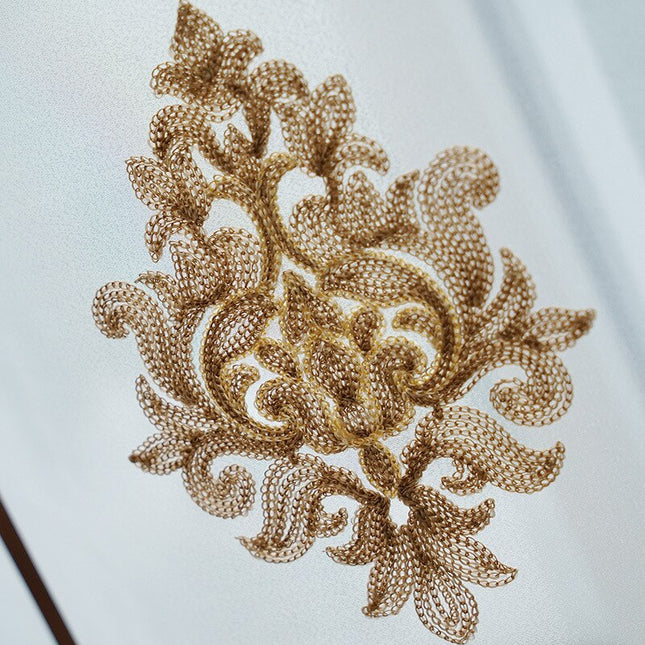 Brodert heisgardin i transparent stoff