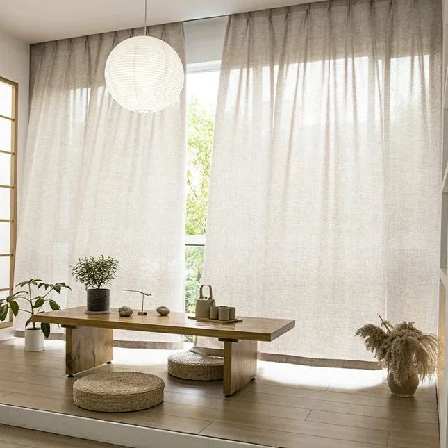 Beige tynn gardin med dekorativ kant