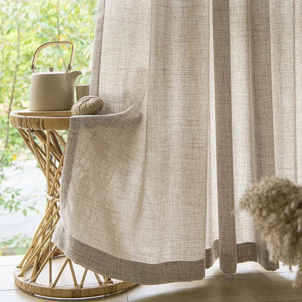 Beige tynn gardin med dekorativ kant