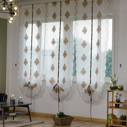 Brodert heisgardin i transparent stoff