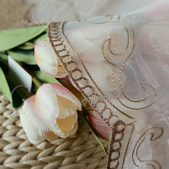 Brodert heisgardin i transparent stoff