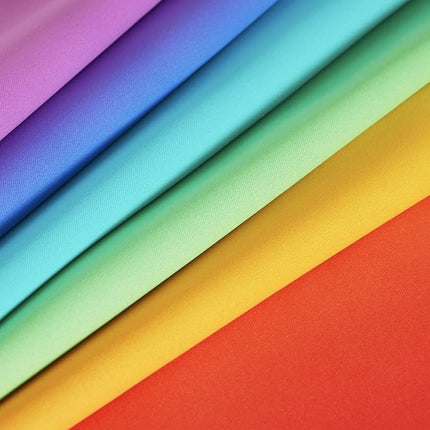 Regnbuefarget lystett gardin for barnerom