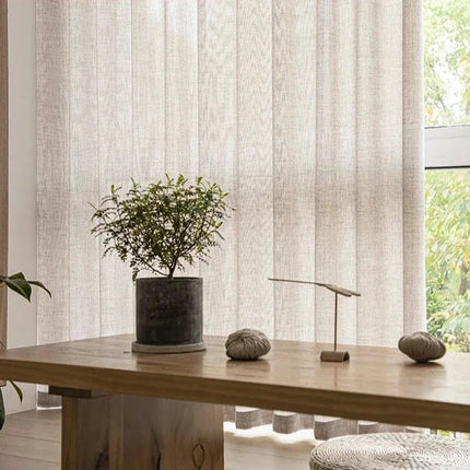 Beige tynn gardin med dekorativ kant