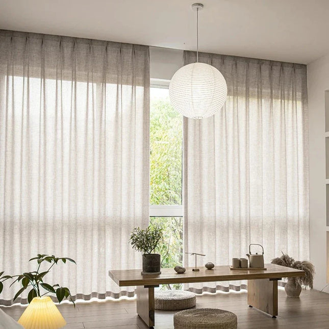 Beige tynn gardin med dekorativ kant