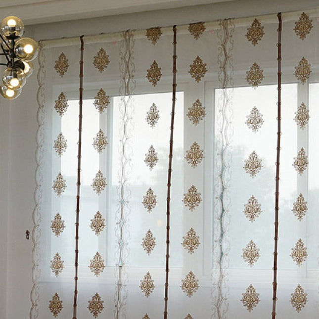 Brodert heisgardin i transparent stoff