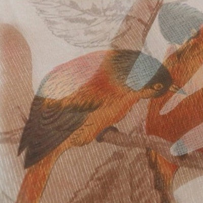 Florlett gardin med diskret fuglemotiv