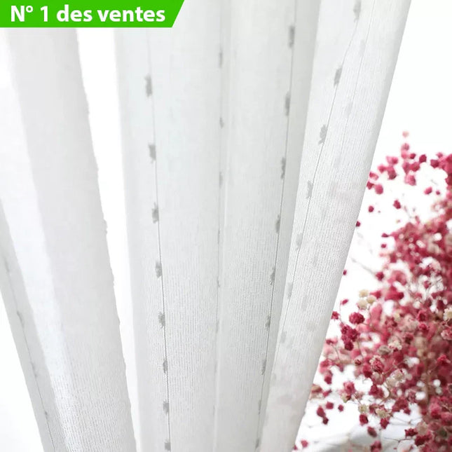 Hvit tynn gardin med diskret broderi