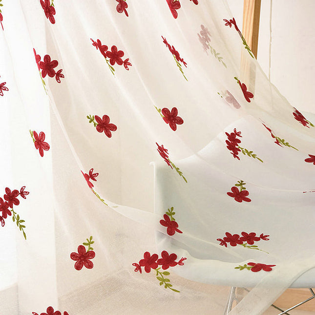 Tynn gardin med broderte blomster