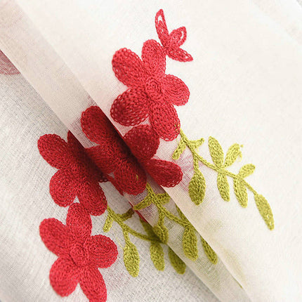 Tynn gardin med broderte blomster