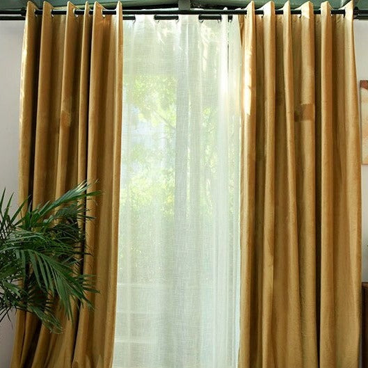 Okergul lystett gardin med maljer