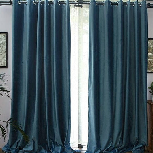 Blå lystett gardin med lett glans