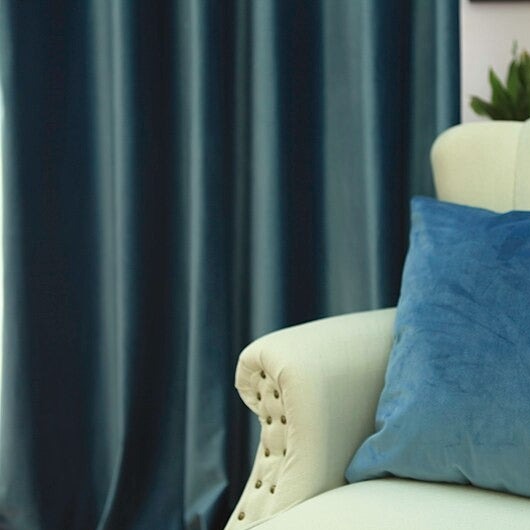 Blå lystett gardin med lett glans
