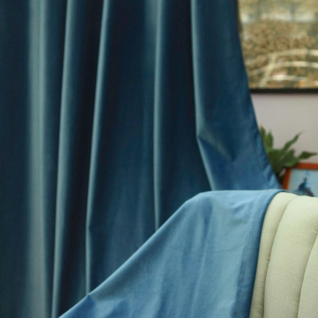 Blå lystett gardin med lett glans