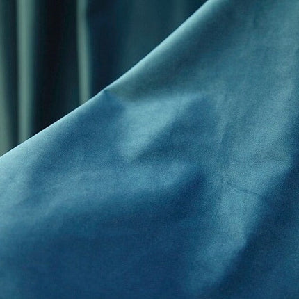 Blå lystett gardin med lett glans