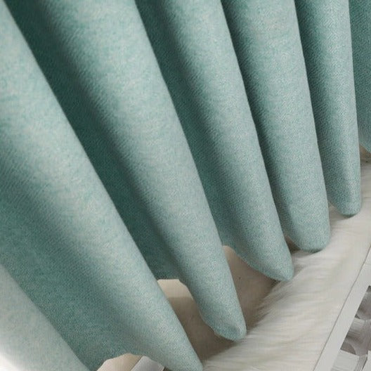 Halv-lystett gardin i en turkis farge