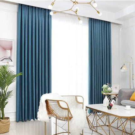 Blå lystett gardin i skandinavisk stil