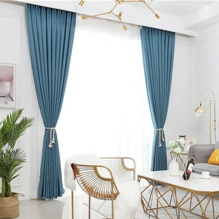Blå lystett gardin i skandinavisk stil