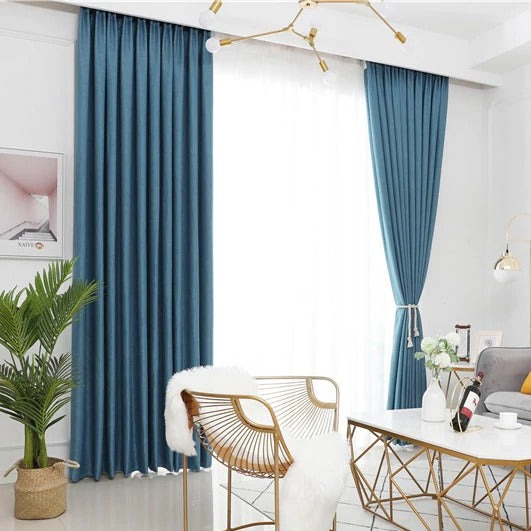 Blå lystett gardin i skandinavisk stil