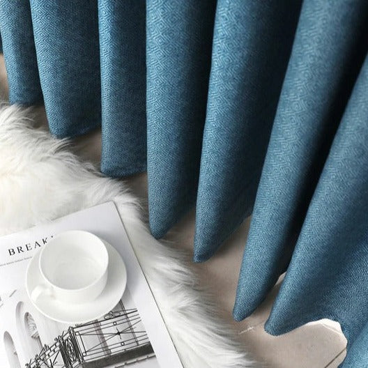 Blå lystett gardin i skandinavisk stil