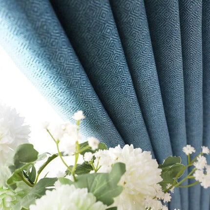 Blå lystett gardin i skandinavisk stil