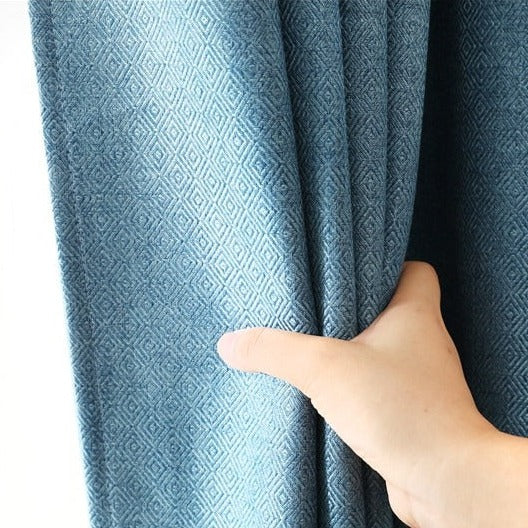 Blå lystett gardin i skandinavisk stil