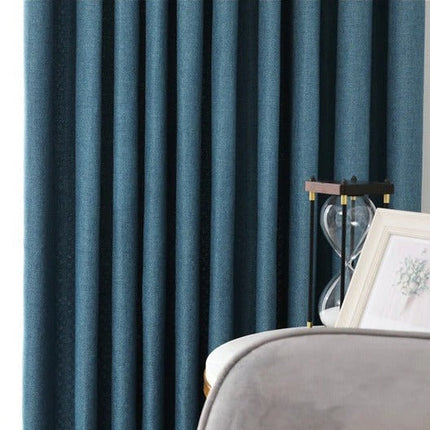 Blå lystett gardin i skandinavisk stil