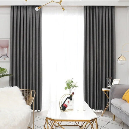 Lystett grå gardin med fin struktur