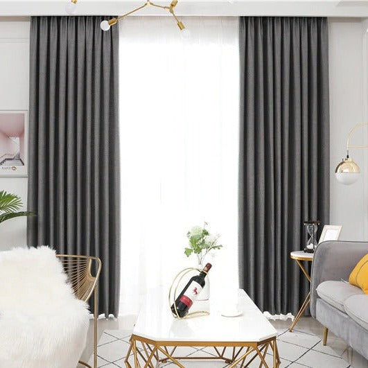 Lystett grå gardin med fin struktur