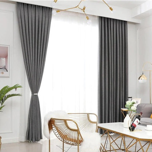 Lystett grå gardin med fin struktur