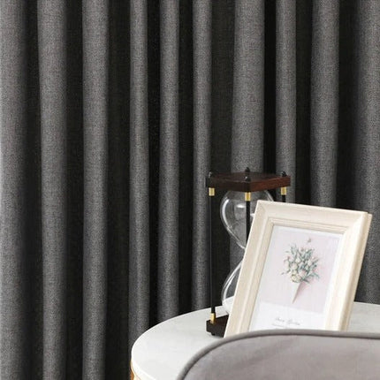 Lystett grå gardin med fin struktur