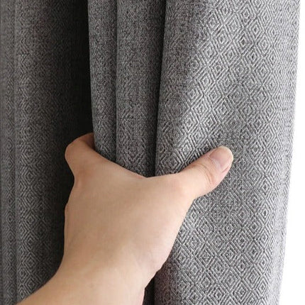 Lystett grå gardin med fin struktur