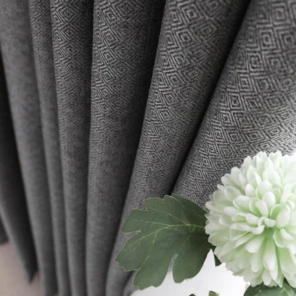 Lystett grå gardin med fin struktur