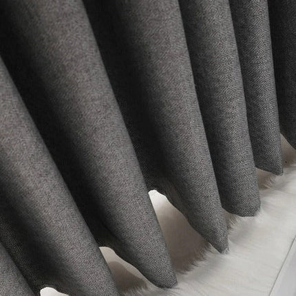 Lystett grå gardin med fin struktur