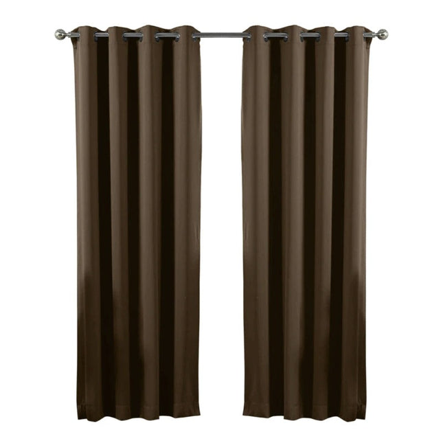 Mørk utegardin for privatliv og solskjerming