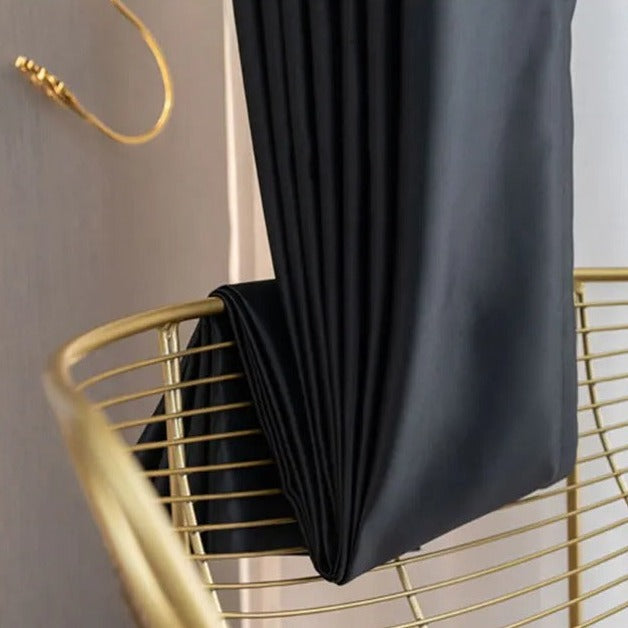 Heldekkende svart lystett gardin Tisto