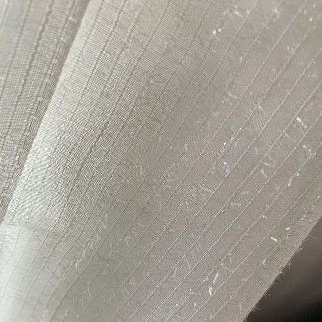 Lett gardin med subtil glittereffekt