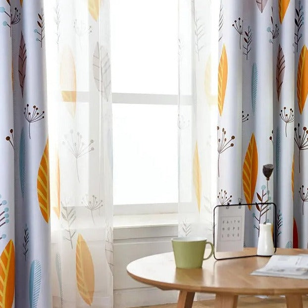 Lett gardin med gult bladmønster