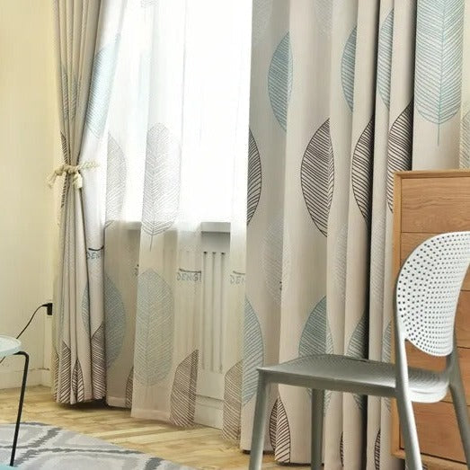 Lystett gardin med moderne bladmotiv