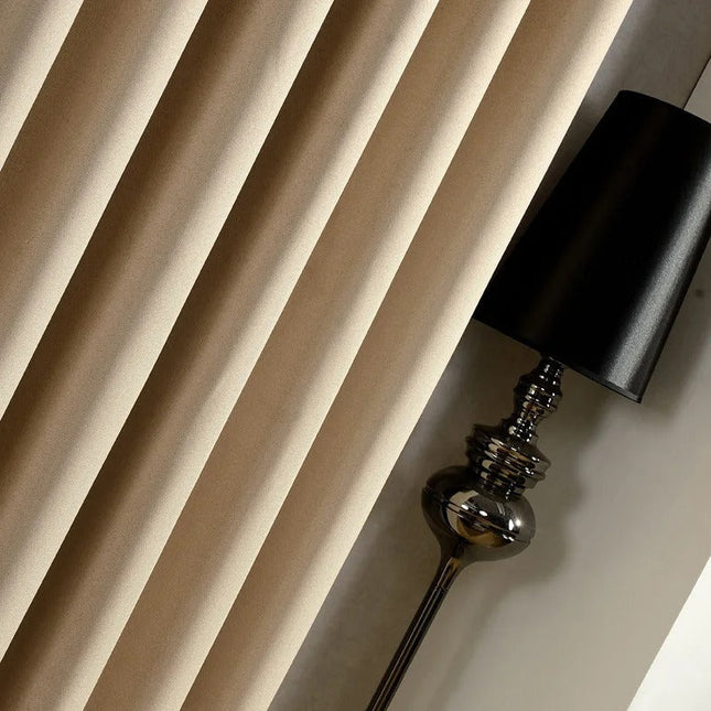 Ensfarget beige lystett gardin til stue