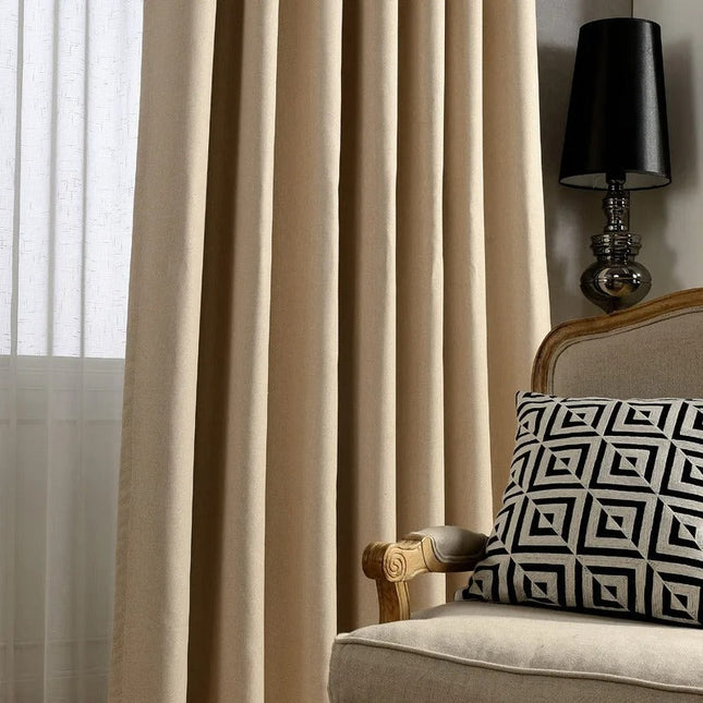 Ensfarget beige lystett gardin til stue