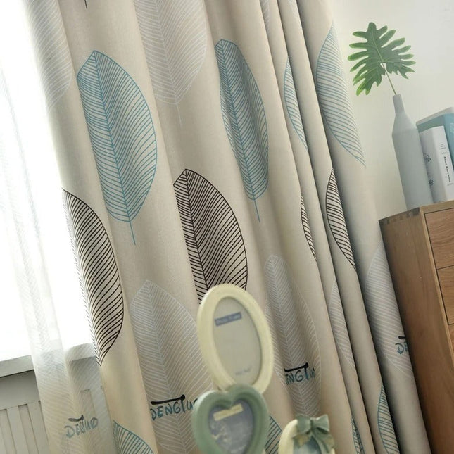 Lystett gardin med moderne bladmotiv